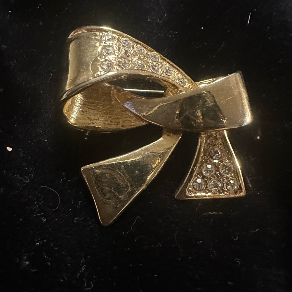 Elegant Gold Bow Brooch with Crystal Accents